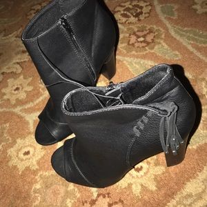 💕Express chunky heel open toe shoe/booties💕